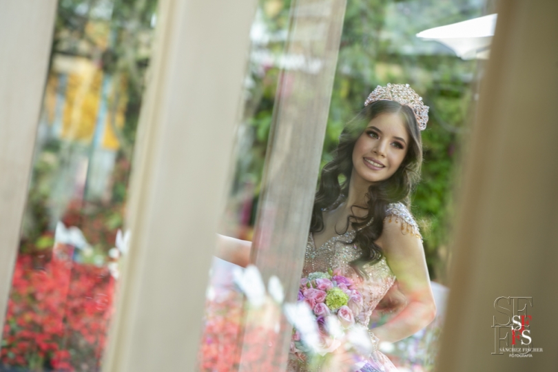 XV añera en jardín San Cristóbal