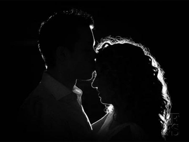 Novios con contraluz